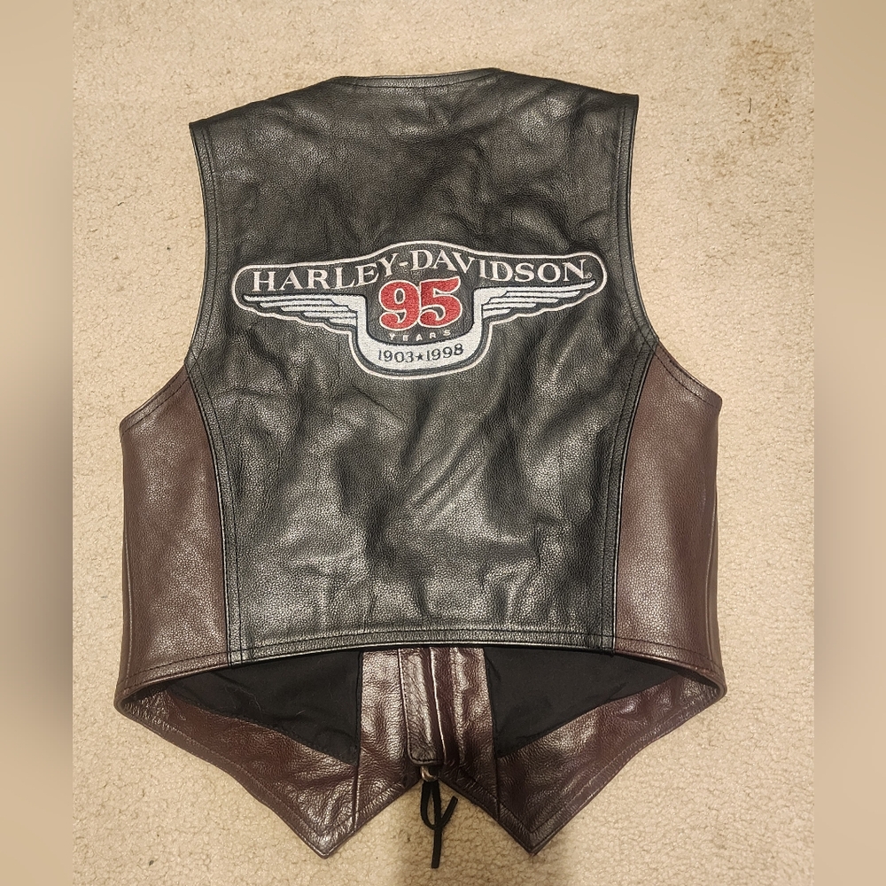Harley-Davidson rare 95th anniversary two toned leather vest. EUC. Women's small
